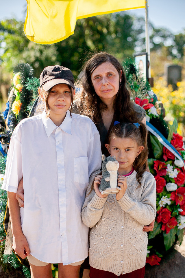 Черкаси. Світлана Півень із доньками Владою та Ярославою прийшли до могили найріднішого – Анатолія Півня, добровольця 20-го окремого стрілецького батальйону